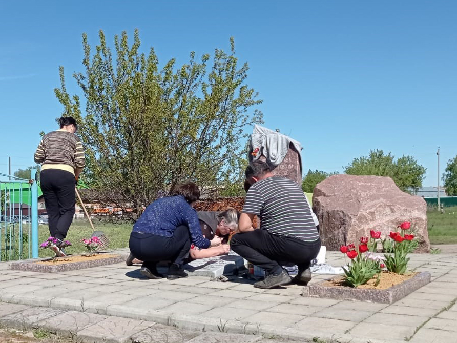 Администрация вышла на субботник.